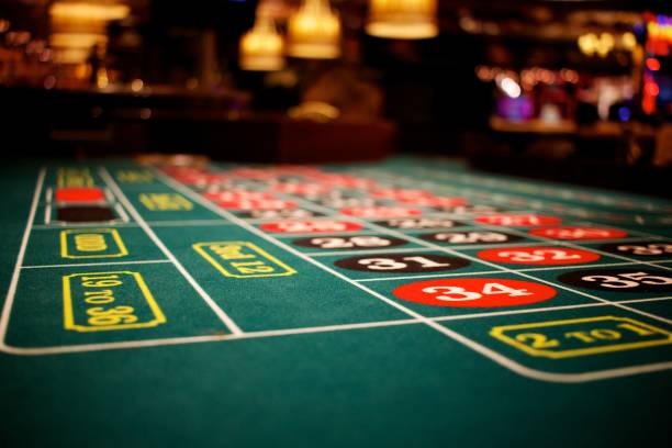 edutoro platform interface showing slot games, live-dealer tables, and sportsbook markets